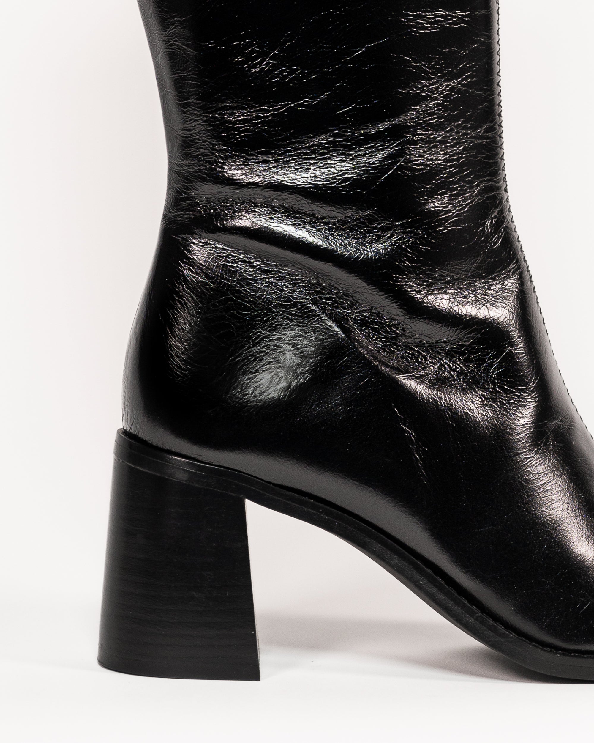 bottes noires à talon cuir vernis féminines et élégantes