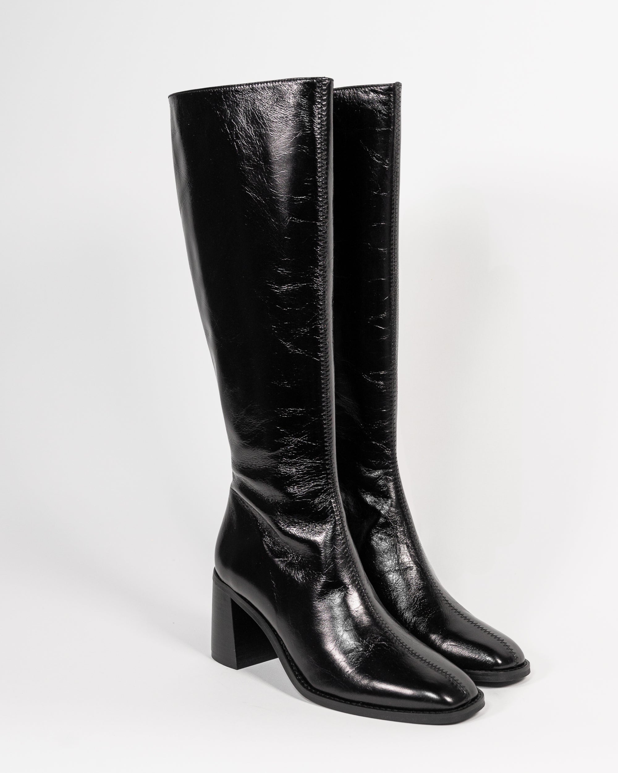 bottes noires à talon cuir vernis féminines et élégantes
