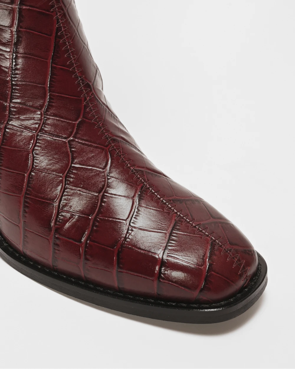 CRISTOBAL les bottes à talons épais au style retro et cuir d'exception upcyclé bordeaux embossé croco.