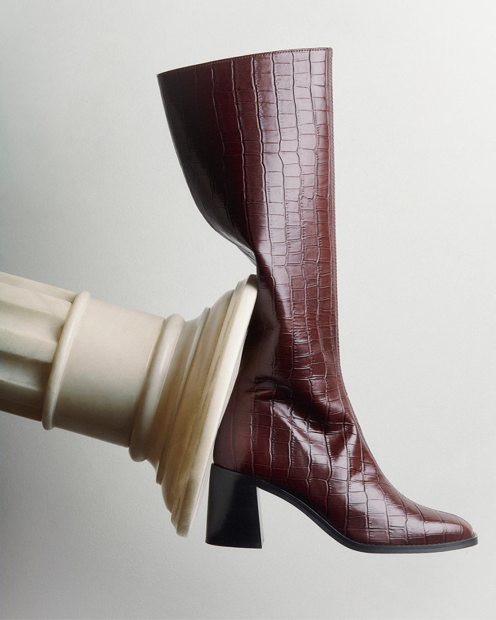 CRISTOBAL les bottes à talons épais au style retro et cuir d'exception upcyclé bordeaux embossé croco.