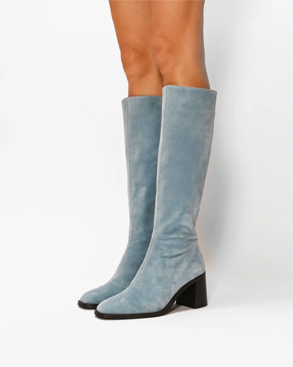 CRISTOBAL les bottes à talons épais au style retro et cuir d'exception upcyclé daim bleu ciel.