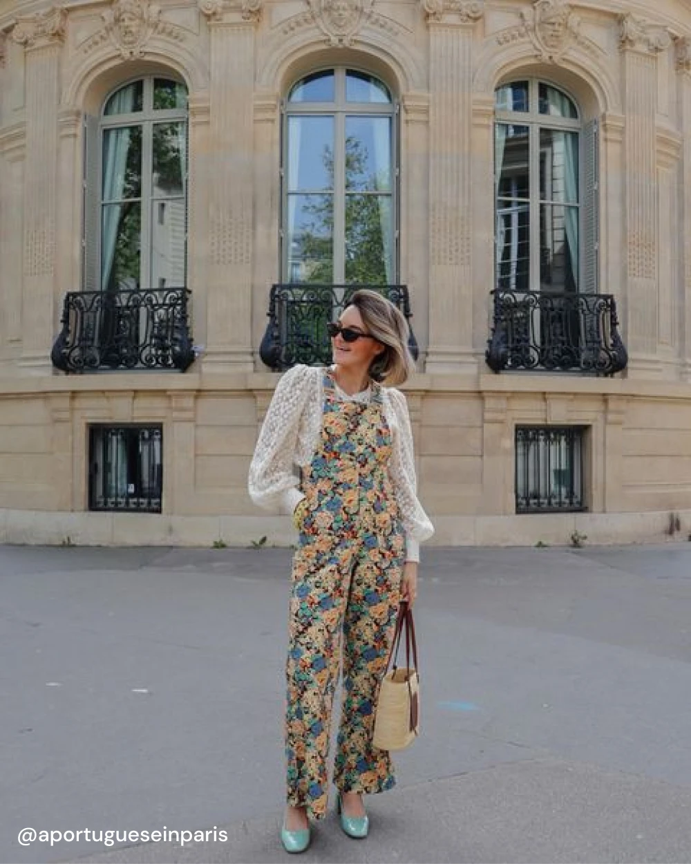 diana porte les slingbacks FERNANDO à talon vert d'eau avec une salopette imprimé fleurs