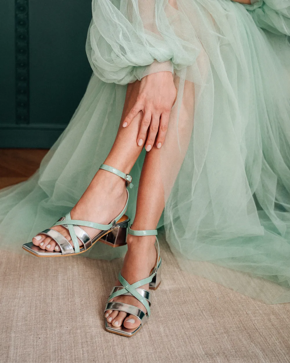 EDUARDO les sandales bicolores à talons carrés avec brides réglables cuir argent et vert d'eau. Idéales pour un mariage