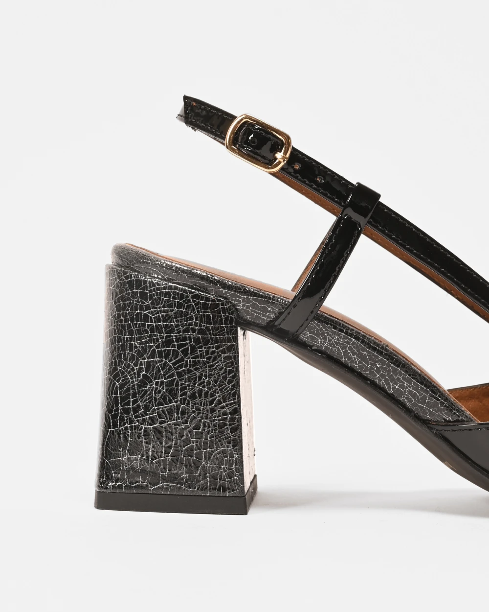 zoom sur le talon de FERNANDO slingbacks à talon pour femme avec une bride réglable. En cuir vernis noir, un style intemporel, élégant et retro