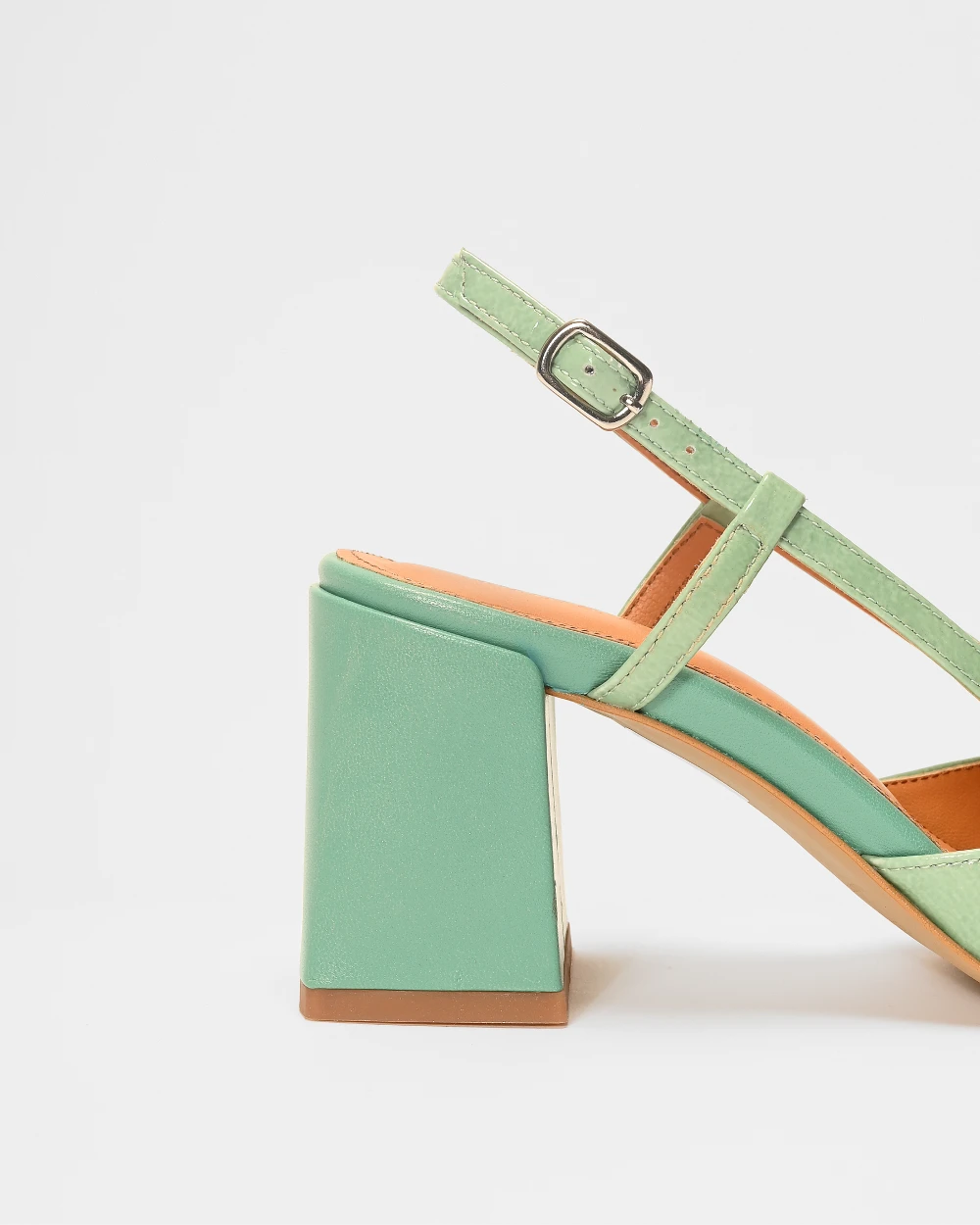 Les slingbacks FERNANDO en cuir vernis vert d'eau et cuir bleu azur, des souliers féminins, élégants et confortables