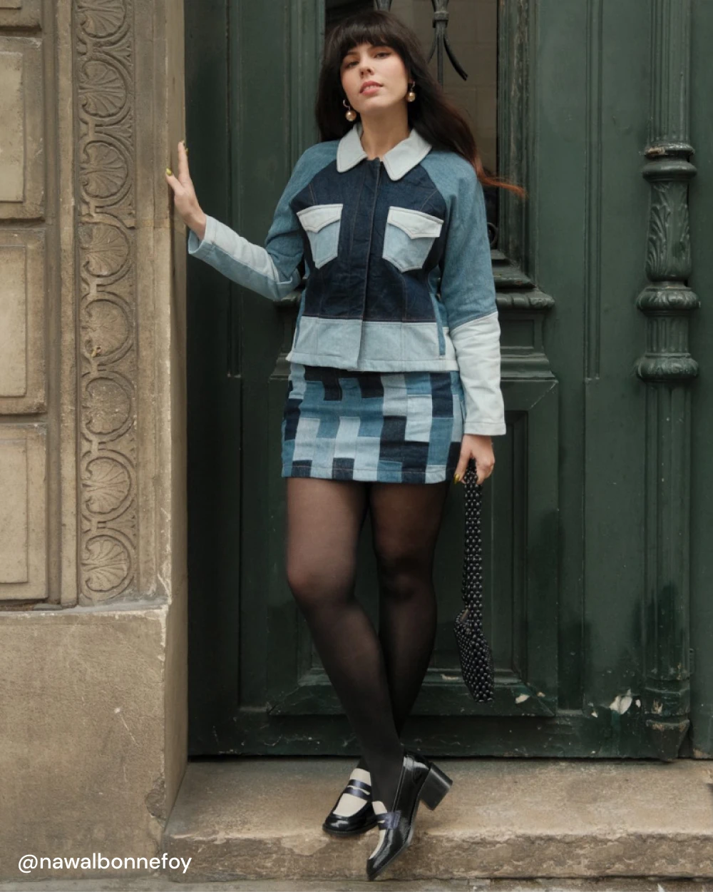 Nawal porte les mocassins à talons PABLO avec un ensemble denim upcyclé