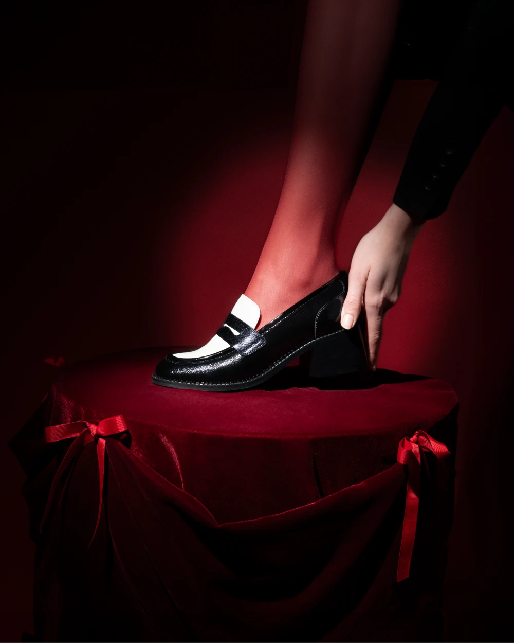 PABLO mocassins à talons pour femme en cuir upcyclé et ultra confortable. Cuir noir vernis et cuir blanc.