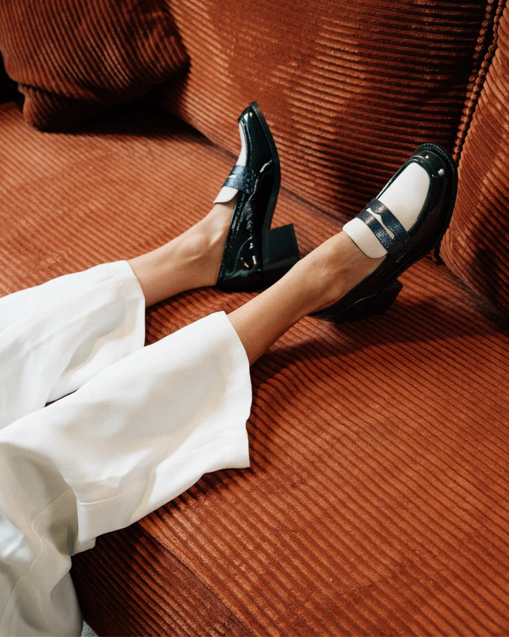 zoom sur nos mocassins à talon en cuir imprimé serpent gris et cuir velours noir