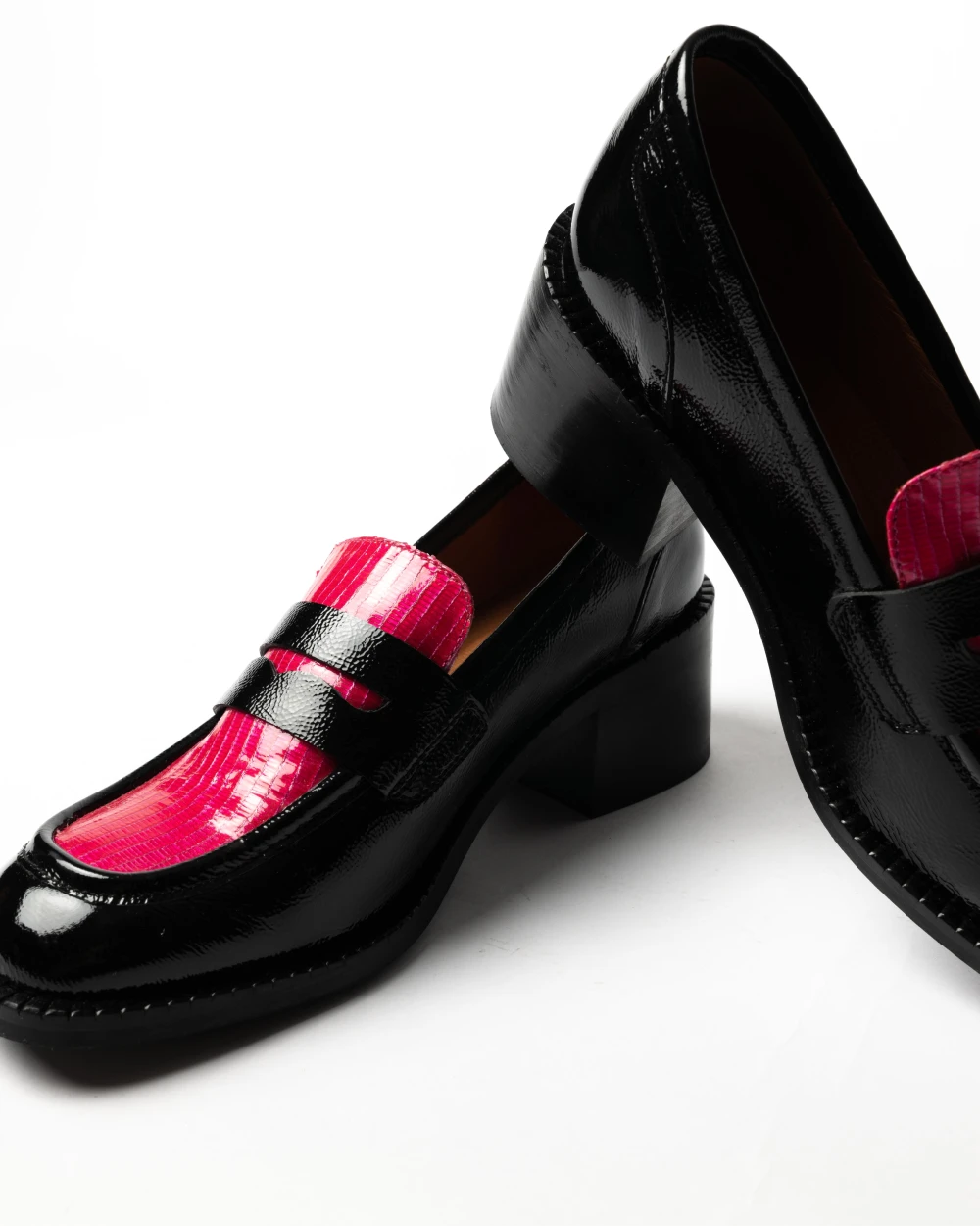 découvrez PABLO Mon chéri, le mocassin cuir noir et fuchsia pour une touche colorée au bureau