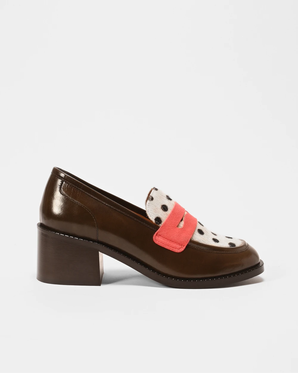 PABLO mocassins à talons pour femme en cuir upcyclé et ultra confortable. Cuir marron glacé et attache corail.