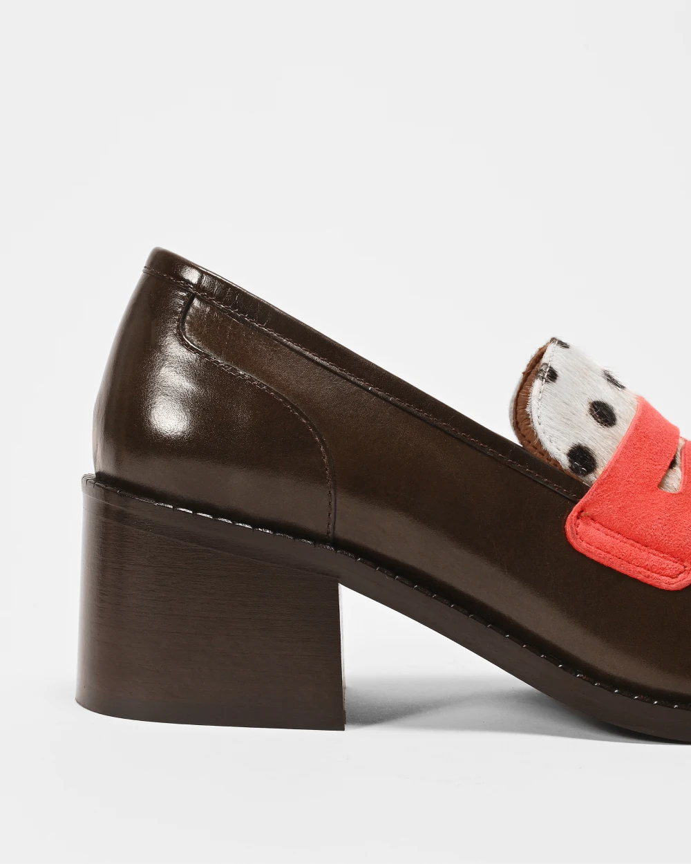 PABLO mocassins à talons pour femme en cuir upcyclé et ultra confortable. Cuir marron glacé et attache corail.