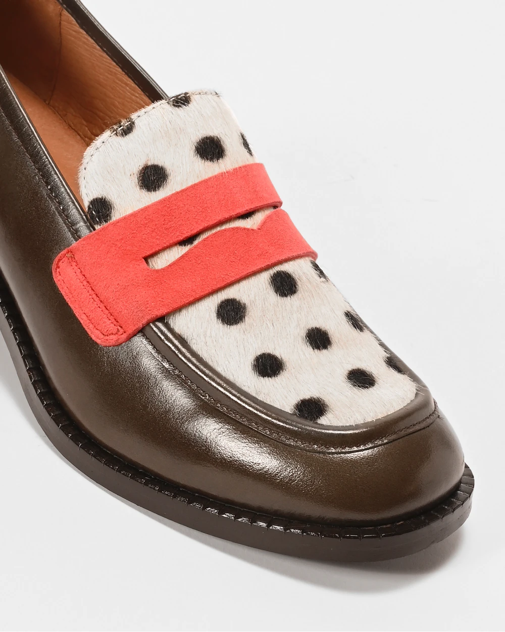 PABLO mocassins à talons pour femme en cuir upcyclé et ultra confortable. Cuir marron glacé et attache corail.