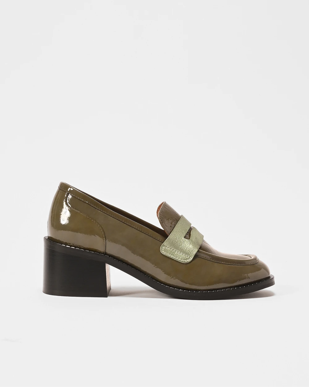 PABLO mocassins à talons pour femme en cuir upcyclé et ultra confortable. Cuir vert kaki vernis.