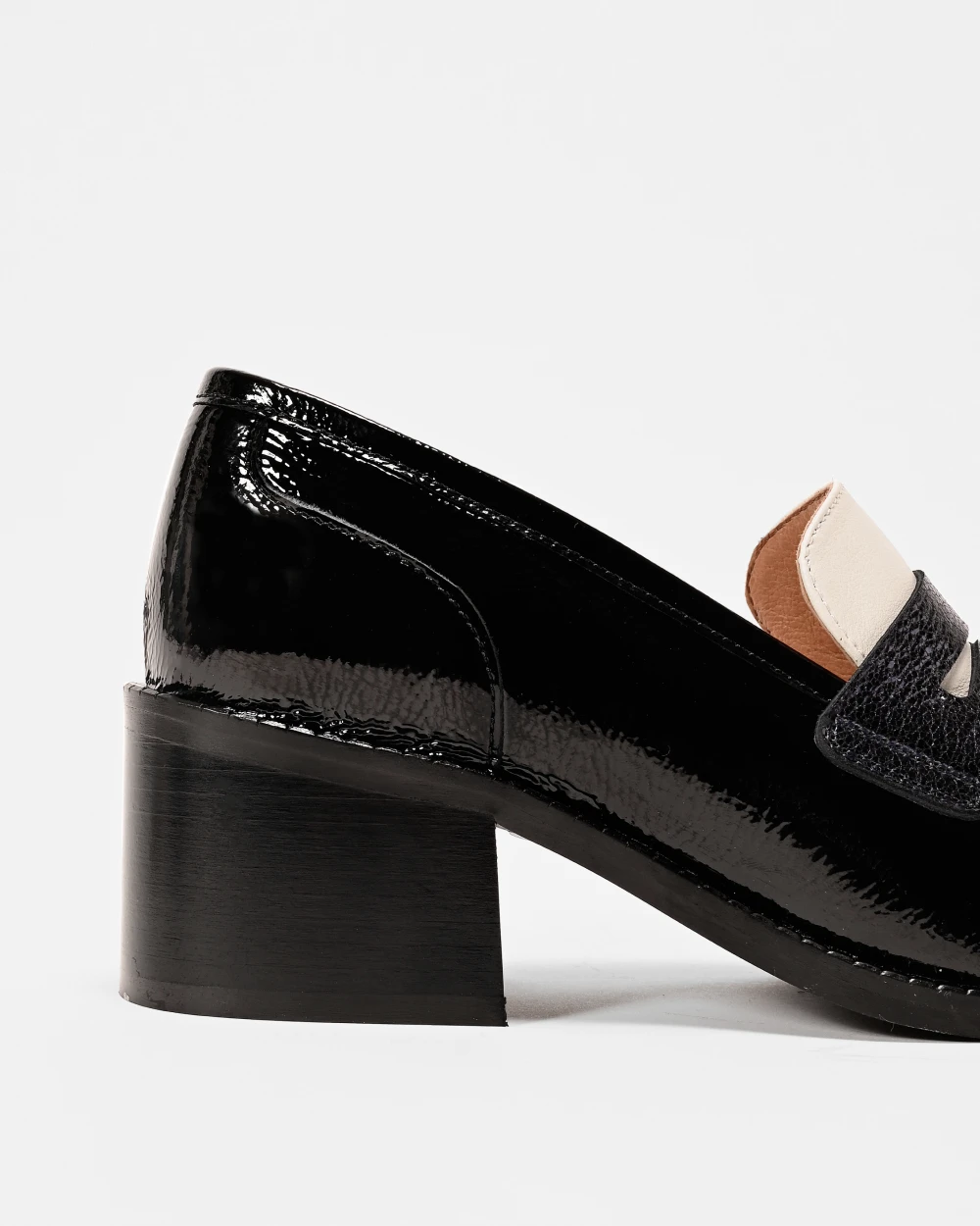 PABLO mocassins à talons pour femme en cuir upcyclé et ultra confortable. Cuir noir vernis et cuir blanc.
