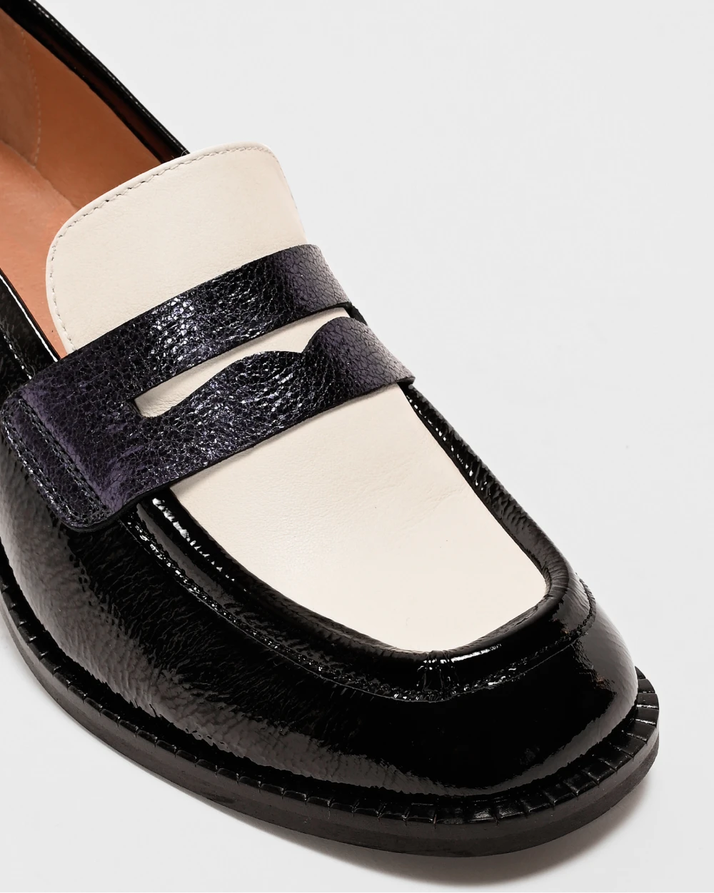 PABLO mocassins à talons pour femme en cuir upcyclé et ultra confortable. Cuir noir vernis et cuir blanc.