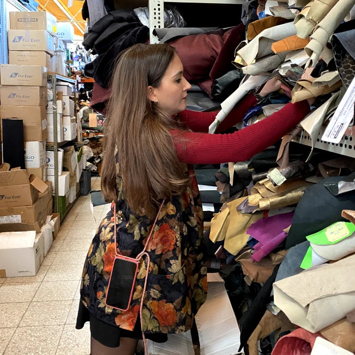 Pauline est à la recherche de cuirs d'exception dans notre usine du Portugal