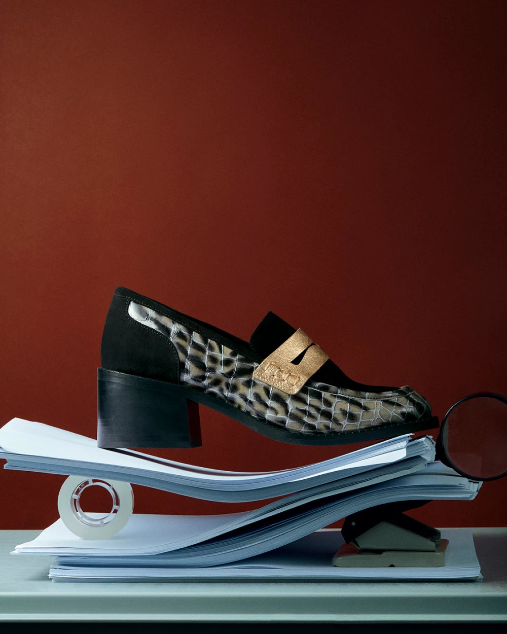 zoom sur nos mocassins à talon en cuir imprimé serpent gris et cuir velours noir