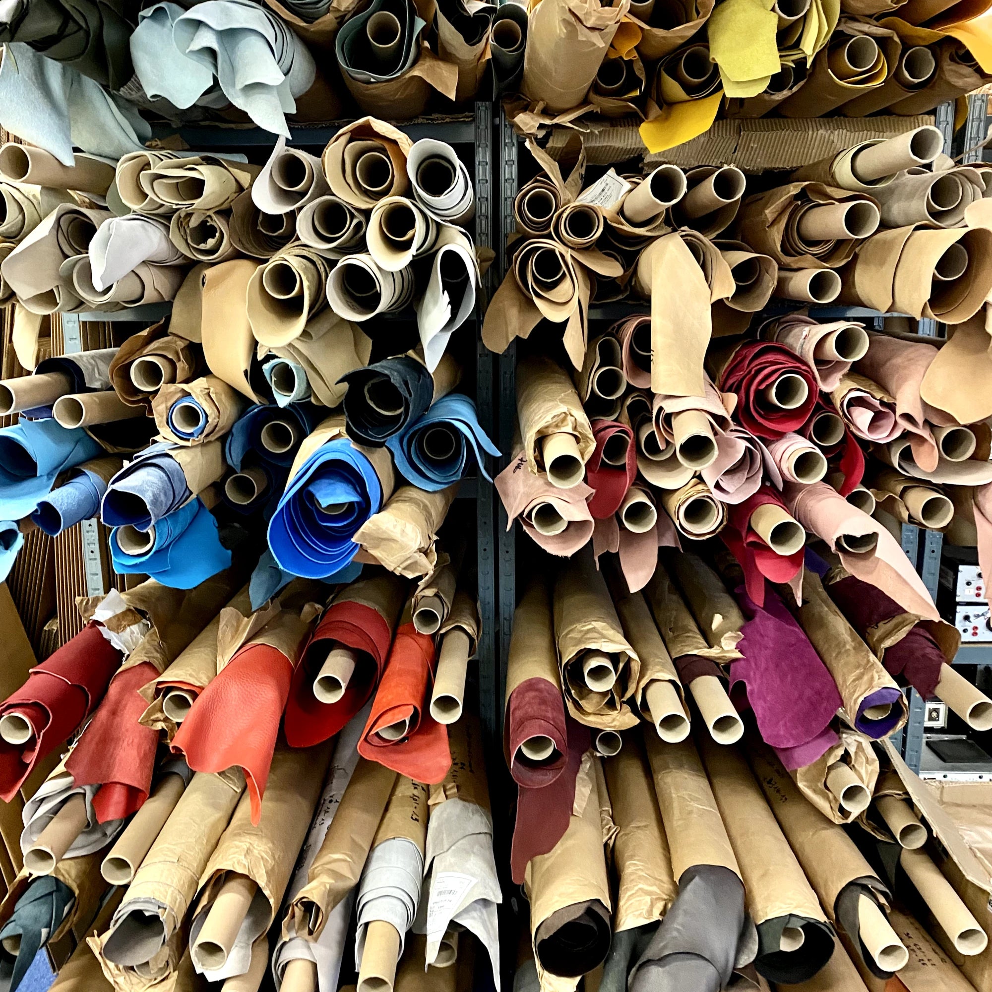 Stocks de cuirs dormants de cuirs d'exception au sein des entrepots de notre fabricant au Portugal