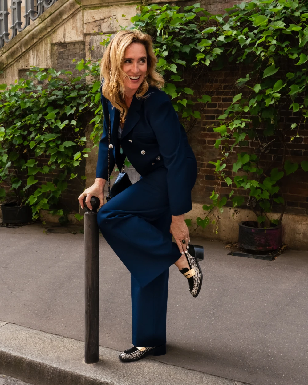 virginie porte nos mocassins à talon en cuir imprimé serpent gris et cuir velours noir