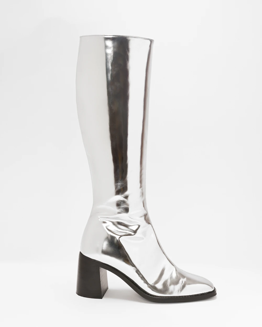 Les bottes CRISTOBAL à talon en cuir upcyclé argent métallisé, avec un talon large de 7cm pour des bottes élégantes, féminines et confortables