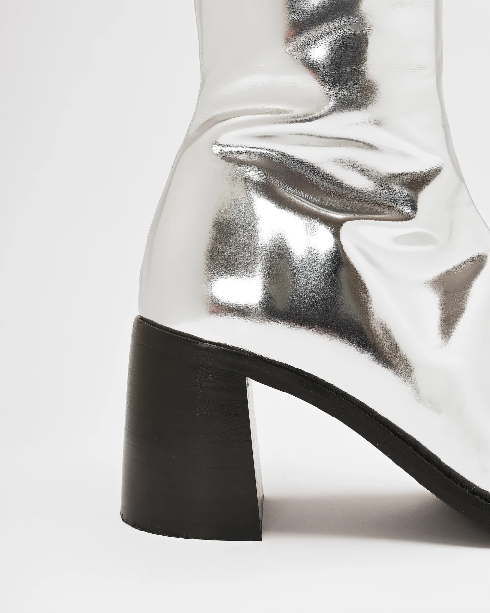 Les bottes CRISTOBAL à talon en cuir upcyclé argent métallisé, avec un talon large de 7cm pour des bottes élégantes, féminines et confortables