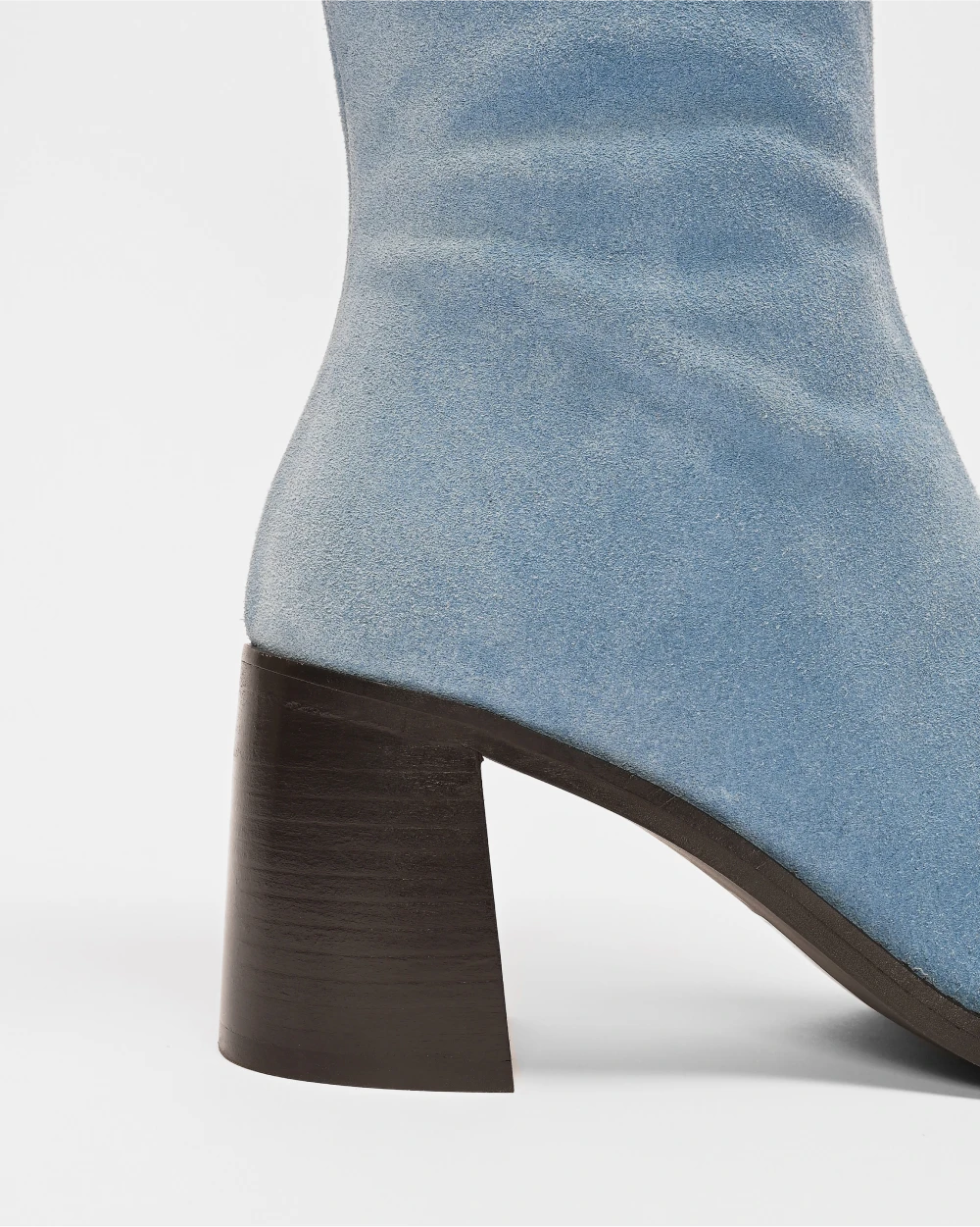 CRISTOBAL les bottes à talons épais au style retro et cuir d'exception upcyclé daim bleu ciel.