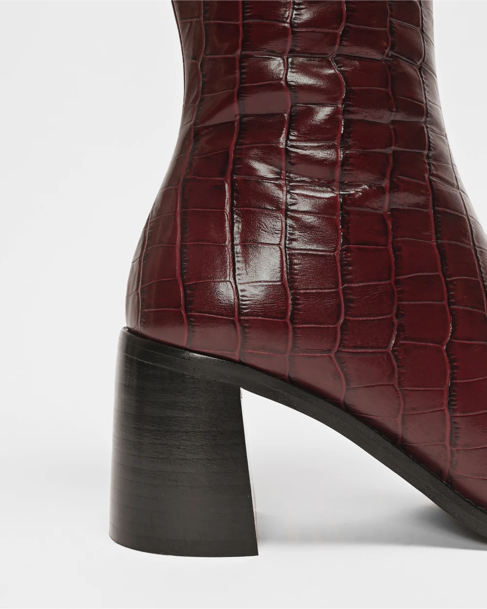 CRISTOBAL les bottes à talons épais au style retro et cuir d'exception upcyclé bordeaux embossé croco.