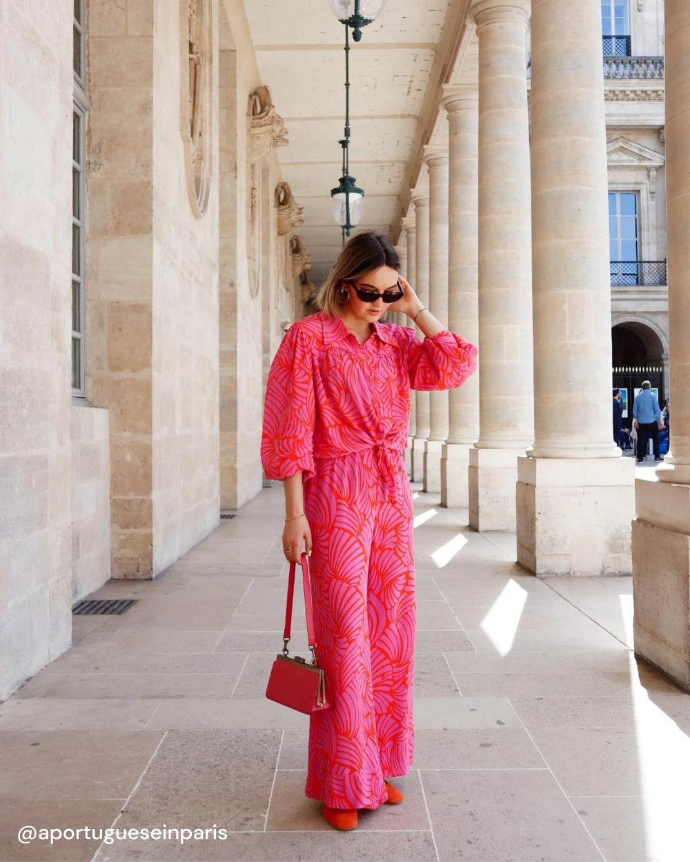 diana porte les slingbacks FERNANDO à talon en cuir daim orange, des souliers ultra élégants et colorés