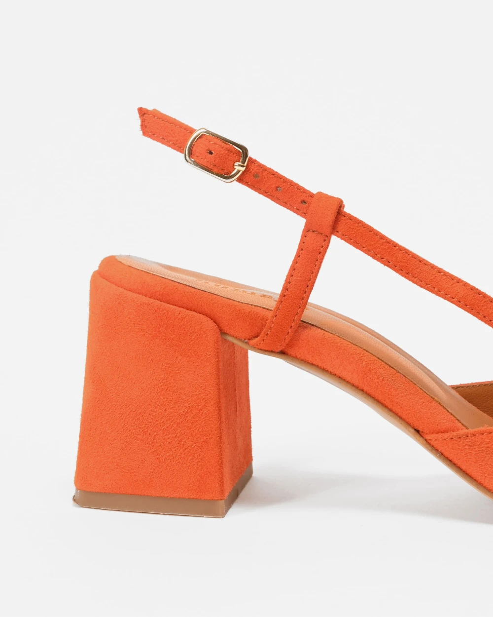 Zoom sur le talon de FERNANDO, les slingbacks à talon pour femme avec une bride réglable. En cuir daim orange, la couleur parfaite pour le printemps et l'été