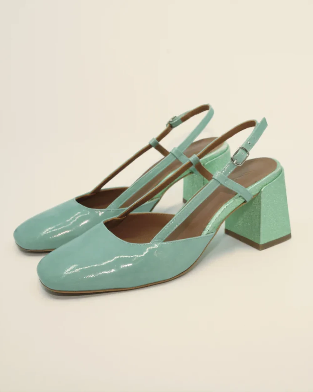 FERNANDO slingbacks à talon pour femme avec une bride réglable. En cuir vernis vert d'eau, la couleur parfaite pour le printemps et l'été