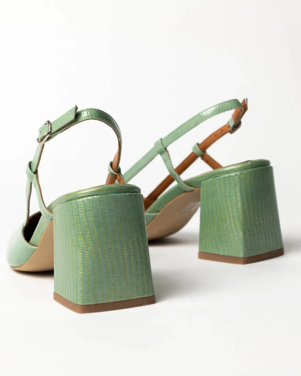 FERNANDO slingbacks à talon pour femme avec une bride réglable. En cuir vernis vert d'eau, la couleur parfaite pour le printemps et l'été