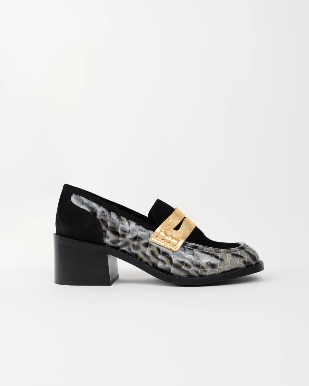zoom sur nos mocassins à talon en cuir imprimé serpent gris et cuir velours noir
